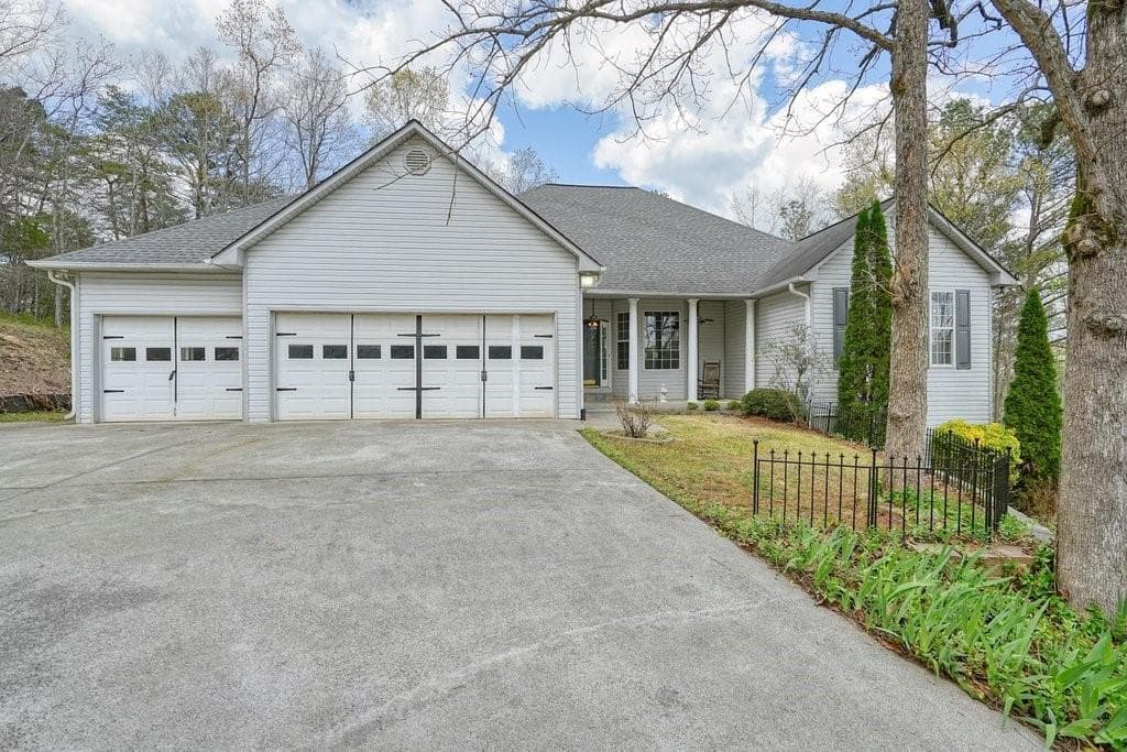 5 bedroom, 5 bathroom, 4,414 sq ft single family residence for sale at 865 Old Mill Lane, Waleska, GA 30183 — photo 4