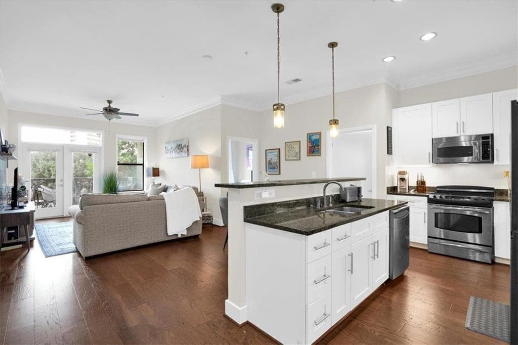 2 bedroom, 2 bathroom, 1,196 sq ft condominium sold at 425 Chapel Street 1109, Atlanta, GA 30313