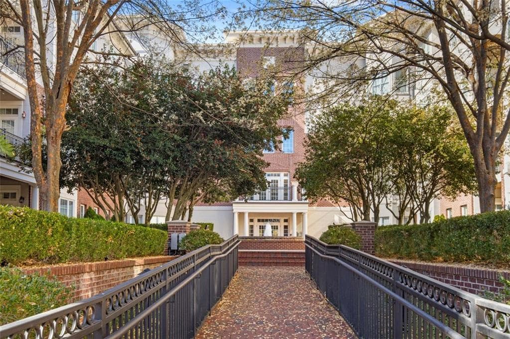 3 bedroom, 3 bathroom, 1,714 sq ft condominium for sale at 3635 E Paces Circle 1103, Atlanta, GA 30326 — photo 1 of 37