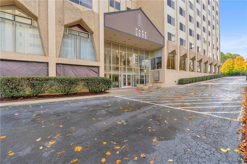 1 bedroom, 1 bathroom, 837 sq ft condominium for sale at 2479 Peachtree Road 506, Atlanta, GA 30305 — photo 2