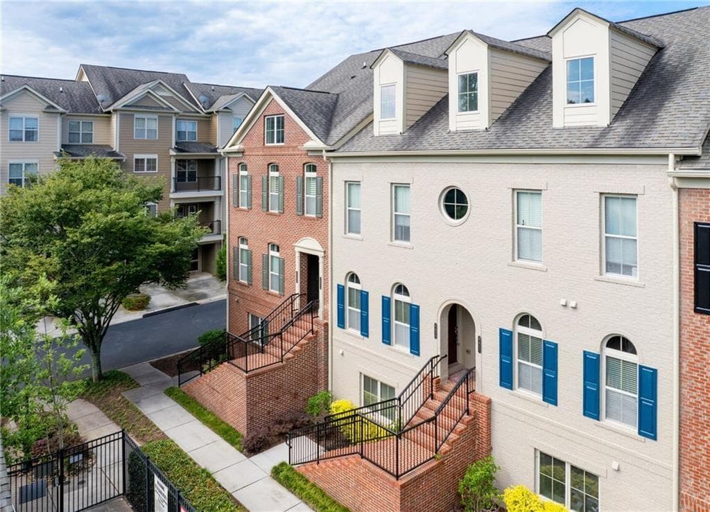 3 bedroom, 3 bathroom, 1,697 sq ft condominium sold at 6459 Chariot Street 35, Atlanta, GA 30328