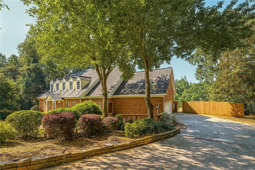 6 bedroom, 5 bathroom, 5,766 sq ft single family residence under contract at 4070 RUNNYMEDE Drive, Lilburn, GA 30047 — photo 8