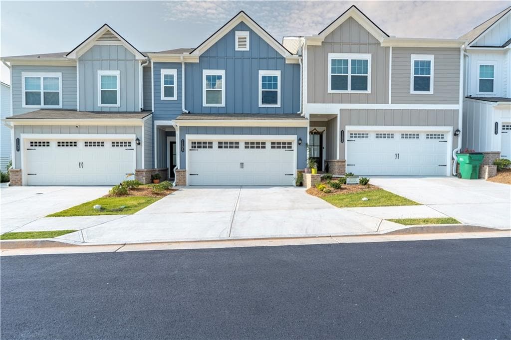 3 bedroom, 3 bathroom, 1,874 sq ft townhouse for sale at 1135 Chastain Drive, Sugar Hill, GA 30518 — photo 1 of 27
