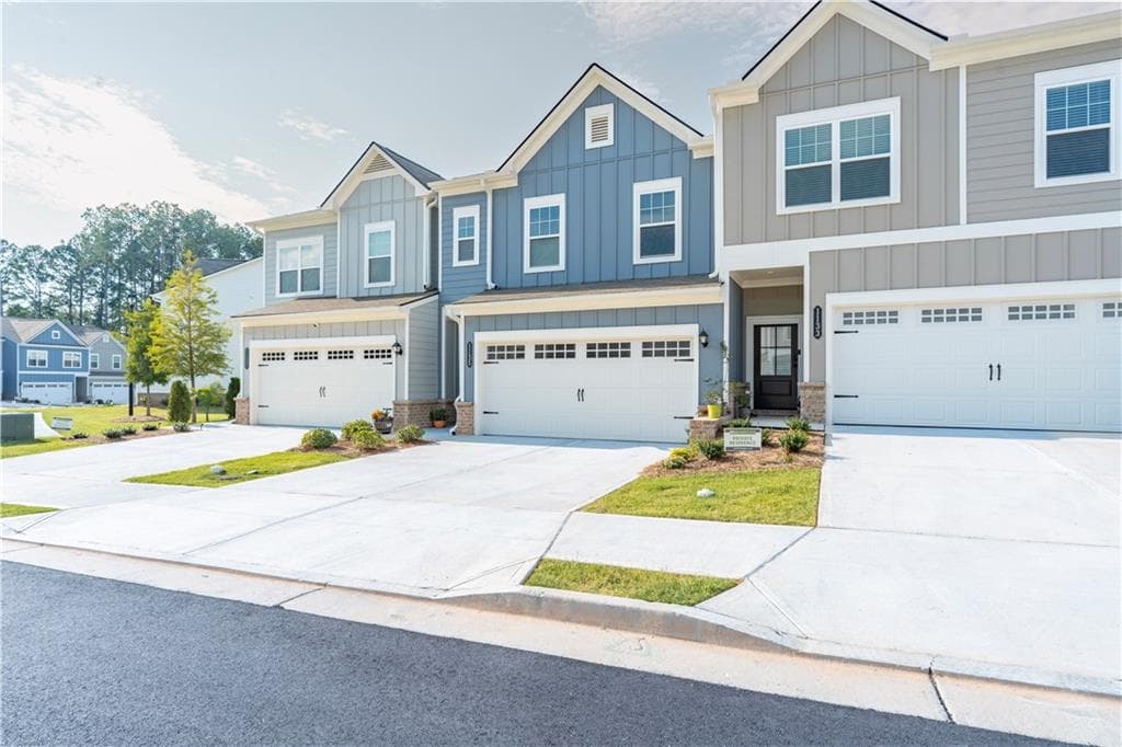 3 bedroom, 3 bathroom, 1,874 sq ft townhouse for sale at 1135 Chastain Drive, Sugar Hill, GA 30518 — photo 2