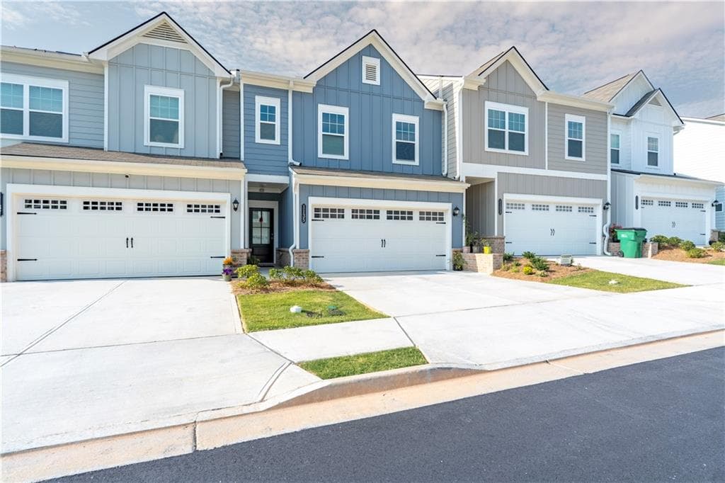 3 bedroom, 3 bathroom, 1,874 sq ft townhouse for sale at 1135 Chastain Drive, Sugar Hill, GA 30518 — photo 3