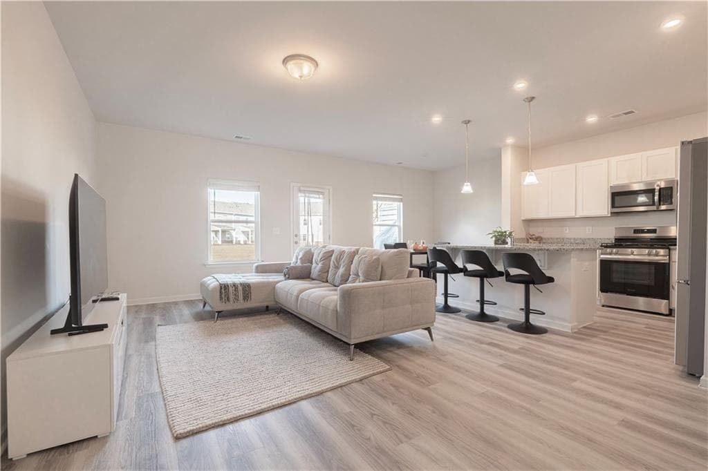 3 bedroom, 3 bathroom, 1,874 sq ft townhouse for sale at 1135 Chastain Drive, Sugar Hill, GA 30518 — photo 6
