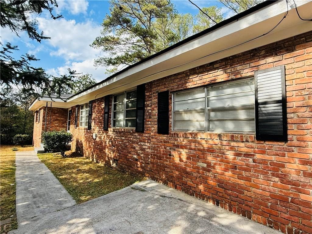 3 bedroom, 2 bathroom, 1,491 sq ft single family residence under contract at 318 W Bonnell Street, Oxford, GA 30054 — photo 2