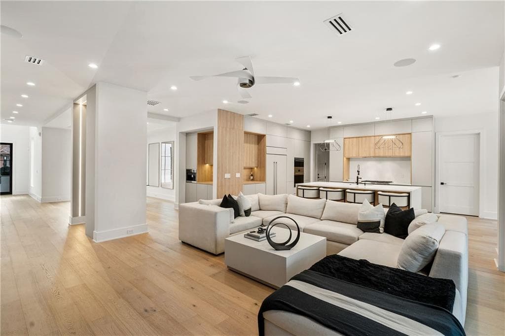 5 bedroom, 4 bathroom, 5,043 sq ft single family residence under contract at 185 Pebble Trail, Alpharetta, GA 30009 — photo 6