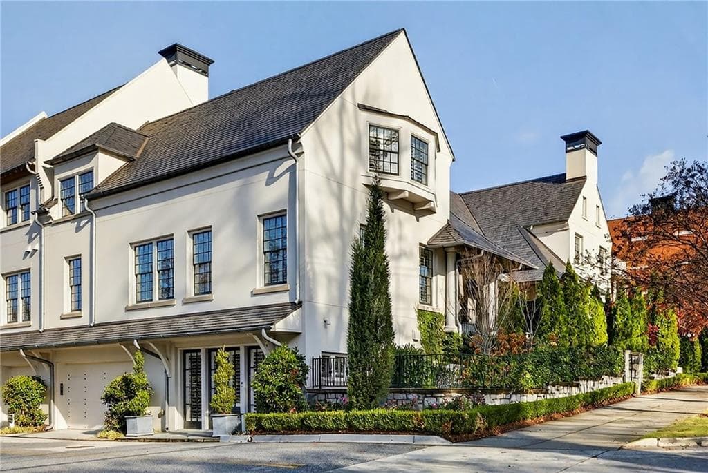 5 bedroom, 6 bathroom, 6,934 sq ft townhouse sold at 201 Dovecrest Drive, Atlanta, GA 30305