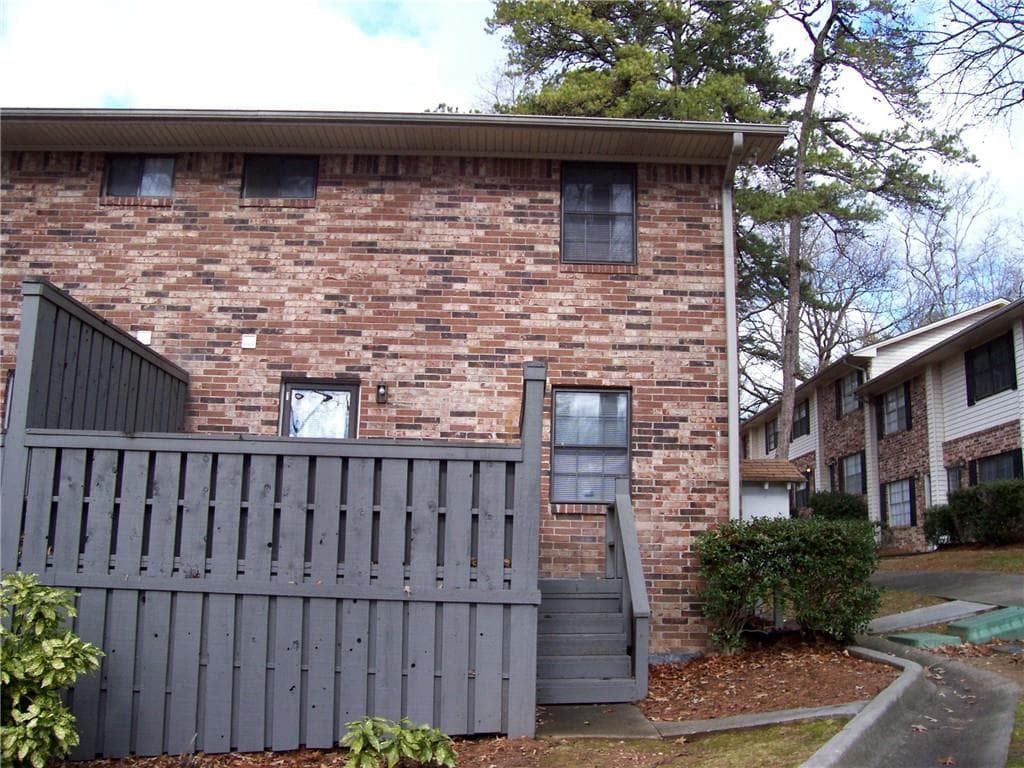 3 bedroom, 2 bathroom, 1,280 sq ft condominium for rent at 1235 Riverside Drive H1, Gainesville, GA 30501 for $1,650 a month — photo 2