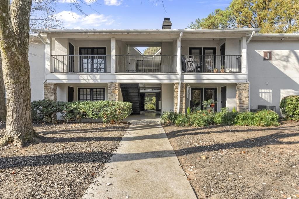 2 bedroom, 2 bathroom, 1,073 sq ft condominium sold at 1150 Collier Road J18, Atlanta, GA 30318