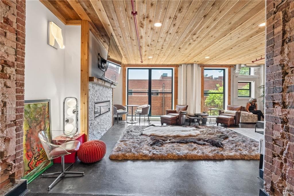 2 bedroom, 1 bathroom, 1,590 sq ft condominium sold at 87 Peachtree Street 209, Atlanta, GA 30303