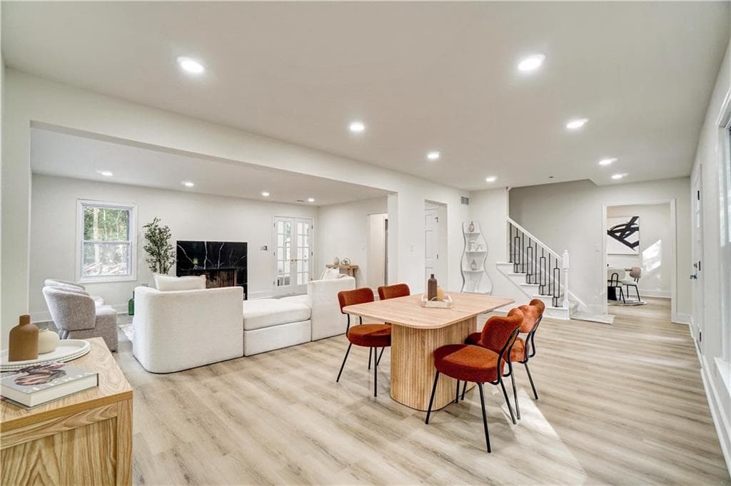 5 bedroom, 4 bathroom, 2,711 sq ft single family residence under contract at 1414 Logan Circle, Marietta, GA 30062 — photo 4