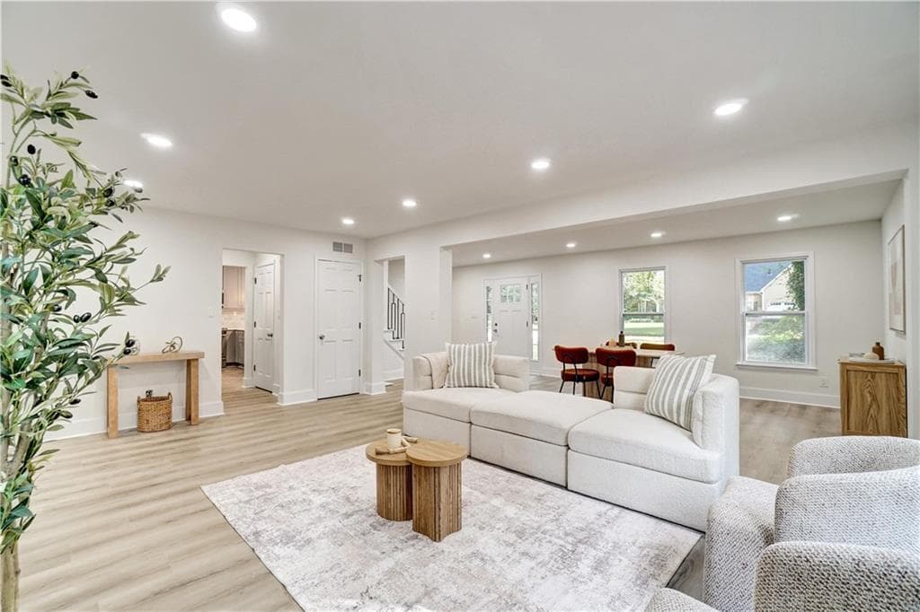 5 bedroom, 4 bathroom, 2,711 sq ft single family residence under contract at 1414 Logan Circle, Marietta, GA 30062 — photo 8