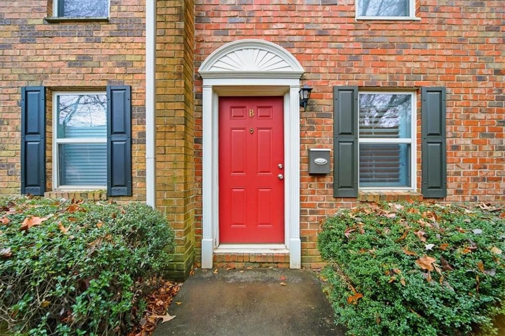 3 bedroom, 3 bathroom, 1,600 sq ft condominium for sale at 115 Winding River Drive B, Atlanta, GA 30350 — photo 2
