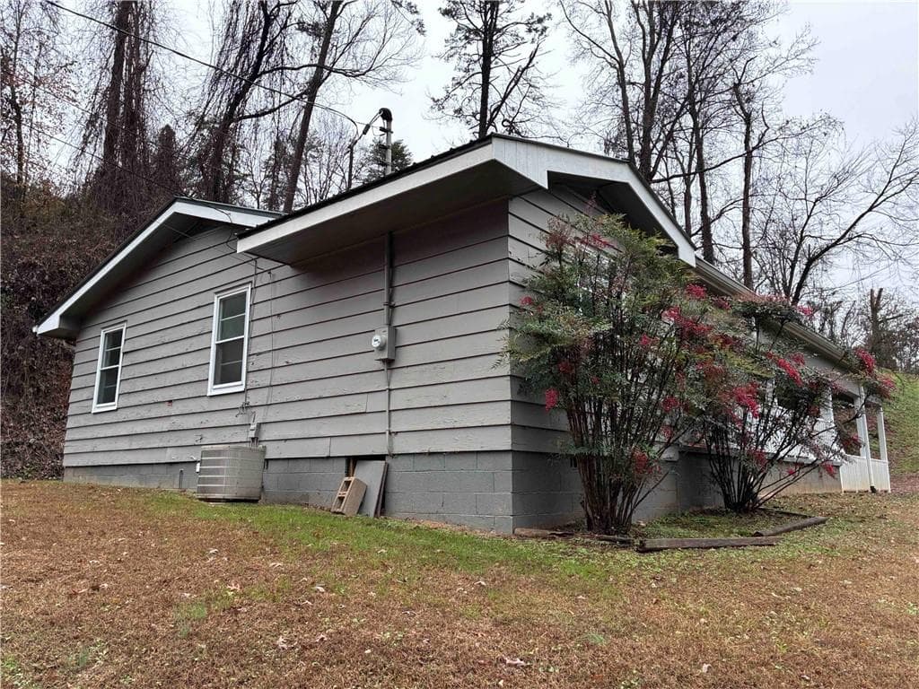 3 bedroom, 1 bathroom, 1,164 sq ft single family residence under contract at 6 Logan Way, Ellijay, GA 30540