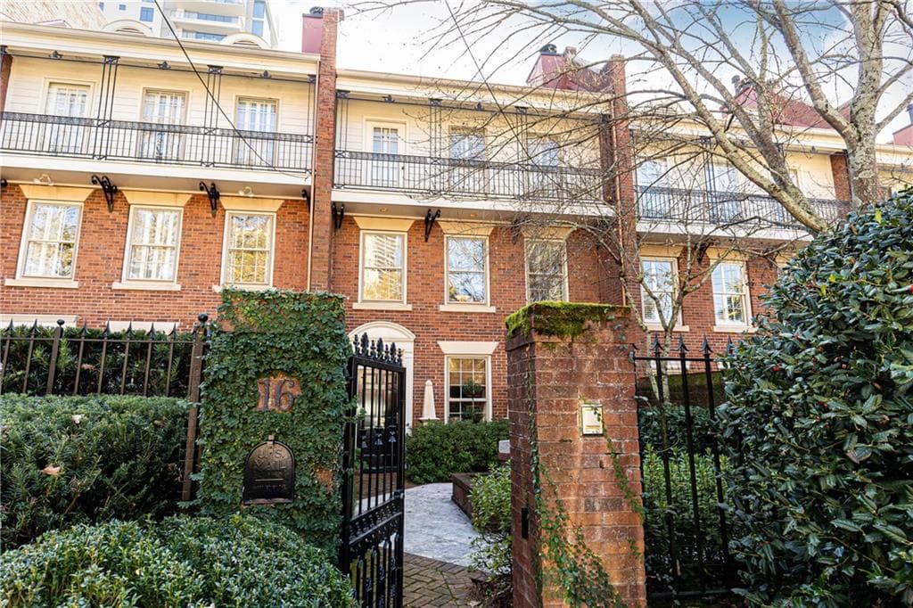 2 bedroom, 3 bathroom townhouse sold at 16 Muscogee Avenue, Atlanta, GA 30305