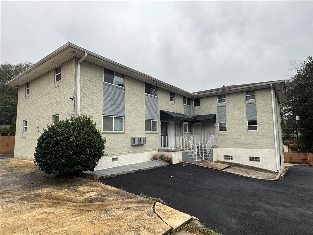 2 bedroom, 1 bathroom, 800 sq ft condominium for rent at 2430 Perry Boulevard, Atlanta, GA 30318 for $1,490 a month — photo 1 of 10