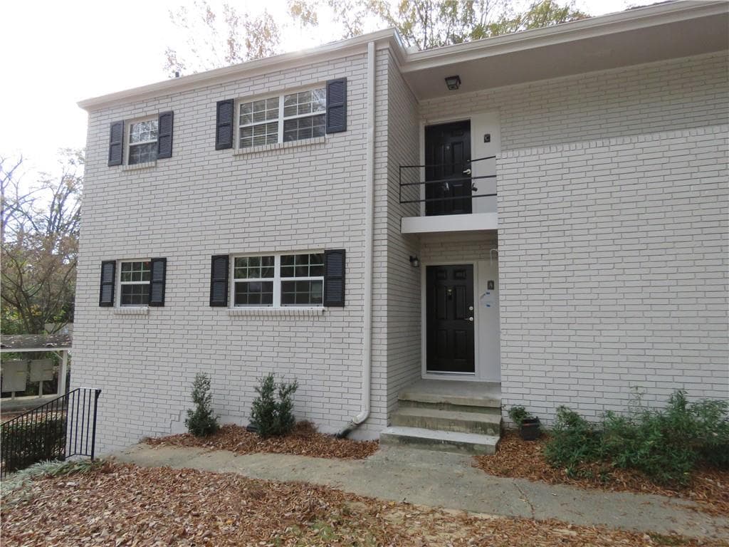 2 bedroom, 1 bathroom, 1,020 sq ft condominium for sale at 311 Peachtree Hills Avenue 6A, Atlanta, GA 30305