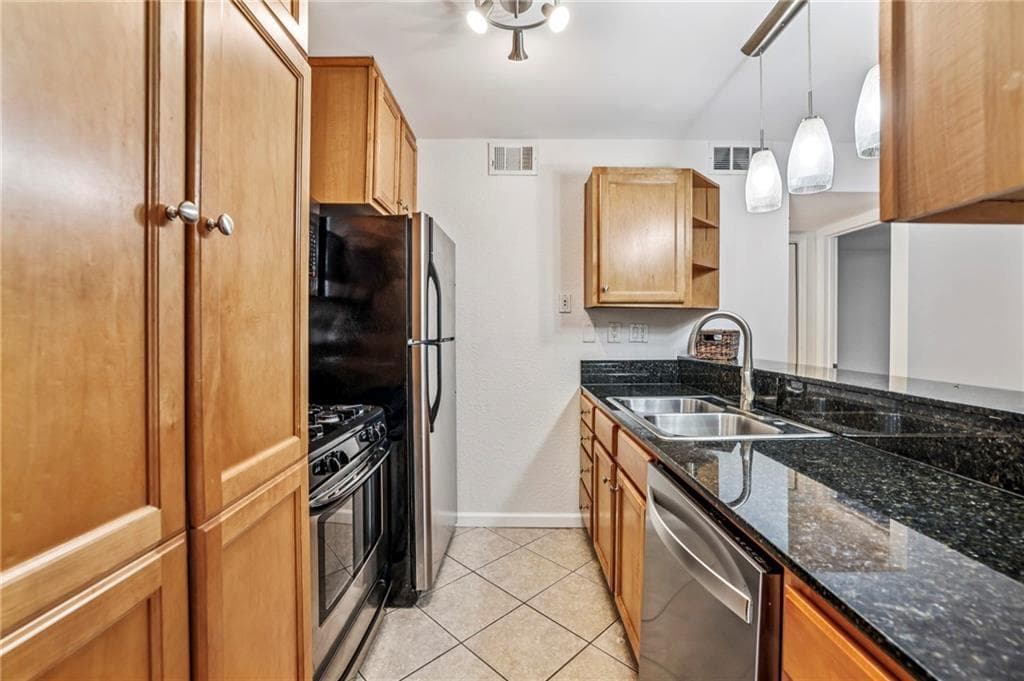 1 bedroom, 1 bathroom, 720 sq ft condominium under contract at 1445 Monroe Drive E5, Atlanta, GA 30324 — photo 5