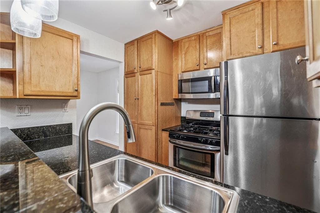 1 bedroom, 1 bathroom, 720 sq ft condominium under contract at 1445 Monroe Drive E5, Atlanta, GA 30324 — photo 7