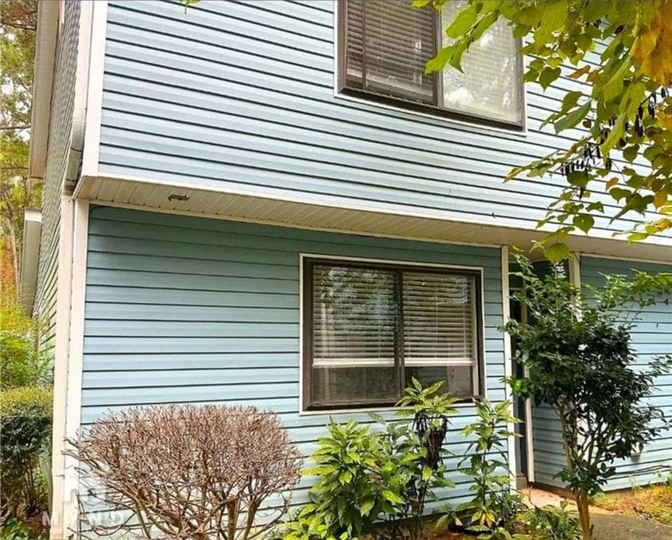 3 bedroom, 2 bathroom, 1,406 sq ft condominium under contract at 8602 Creekwood Way, Jonesboro, GA 30238