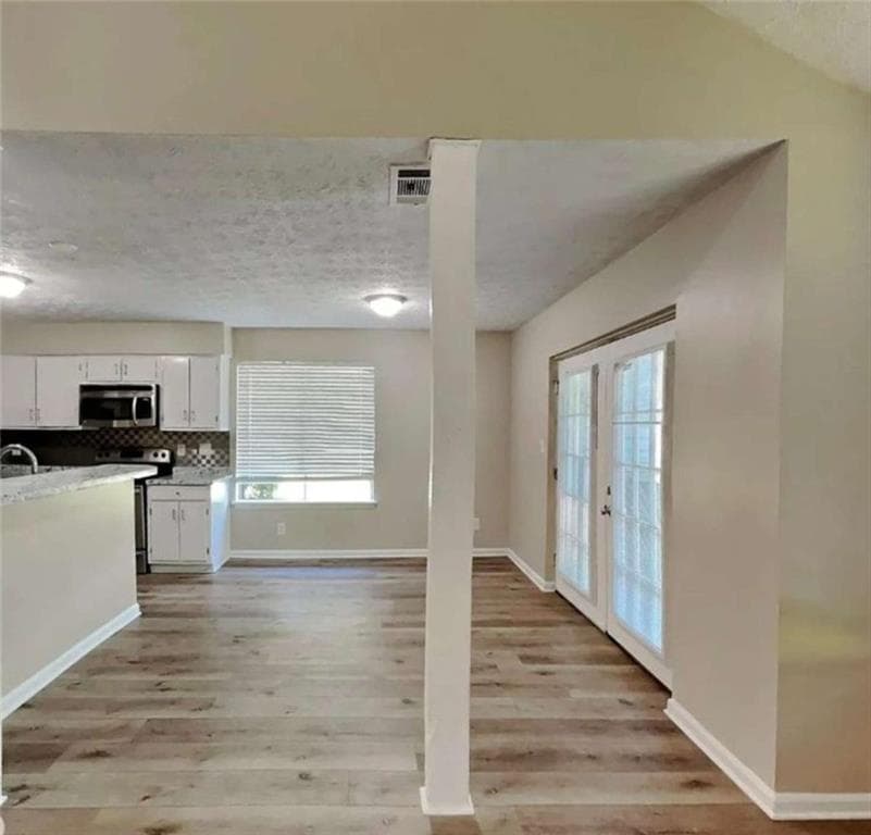 3 bedroom, 2 bathroom, 1,406 sq ft condominium under contract at 8602 Creekwood Way, Jonesboro, GA 30238 — photo 2