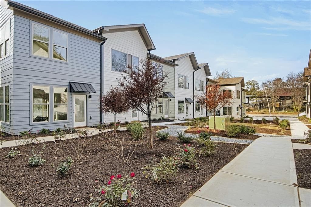 1 bedroom, 1 bathroom townhouse under contract at 1070 Dill Avenue 306, Atlanta, GA 30310