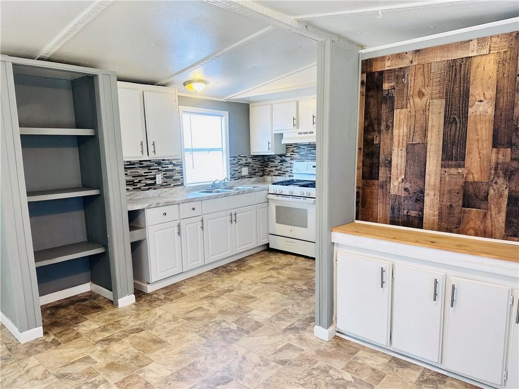 2 bedroom, 2 bathroom, 924 sq ft single family residence for sale at 6134 Grant Ford Road, Gainesville, GA 30506 — photo 2
