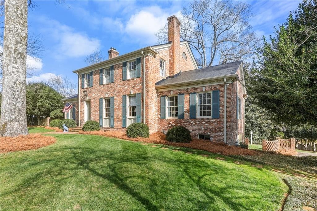 4 bedroom, 4 bathroom, 3,510 sq ft single family residence for sale at 1606 Riverside Drive, Gainesville, GA 30501 — photo 4