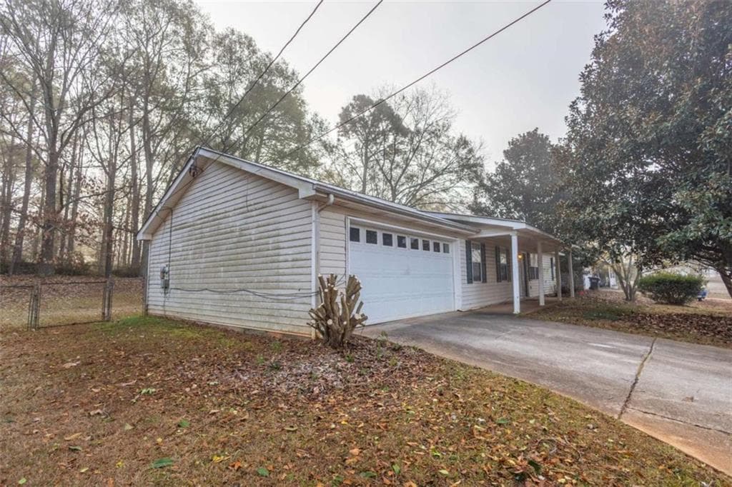 3 bedroom, 2 bathroom, 1,276 sq ft single family residence for sale at 585 Cowan Road, Covington, GA 30016 — photo 3
