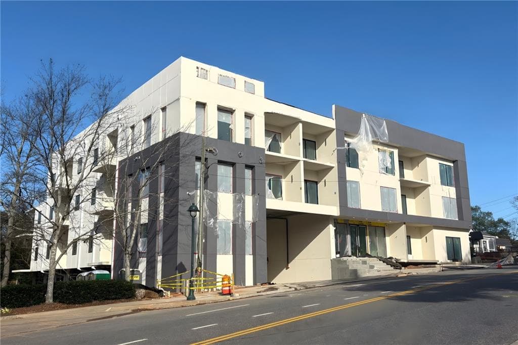 2 bedroom, 3 bathroom, 1,805 sq ft condominium under contract at 318 Sandy Springs Circle 130, Sandy Springs, GA 30328 — photo 6