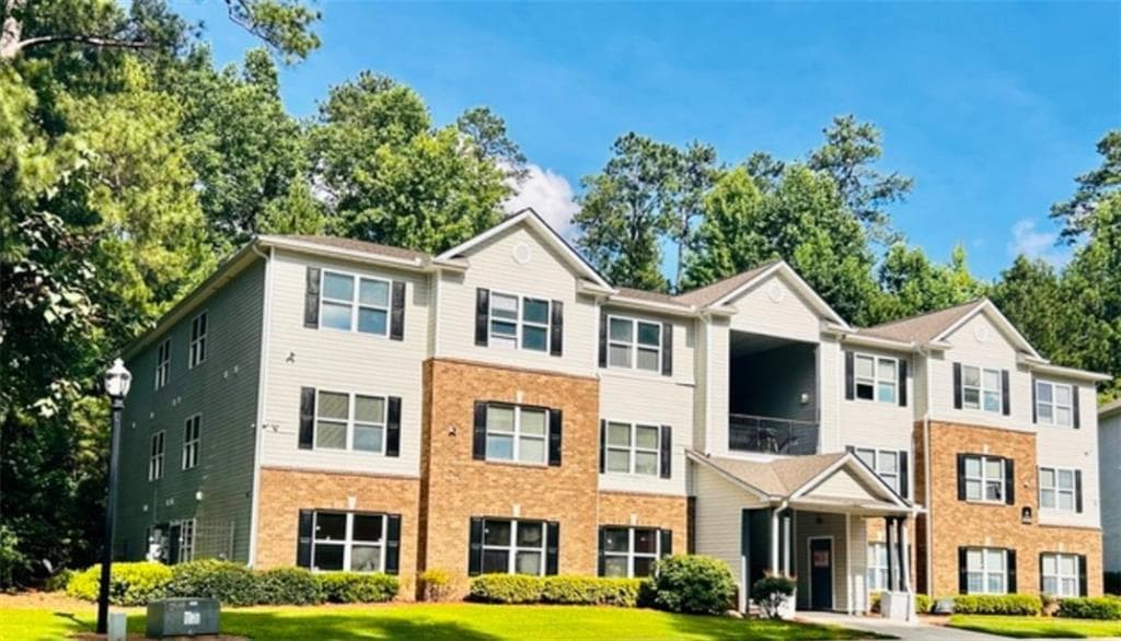 3 bedroom, 2 bathroom, 1,292 sq ft condominium sold at 8201 Fairington Village Drive, Lithonia, GA 30038