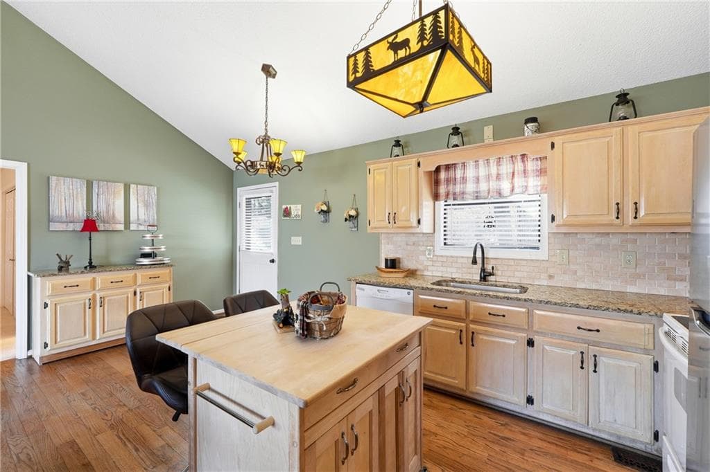 3 bedroom, 3 bathroom, 1,966 sq ft single family residence for sale at 408 Alpine Drive, Jasper, GA 30143 — photo 7
