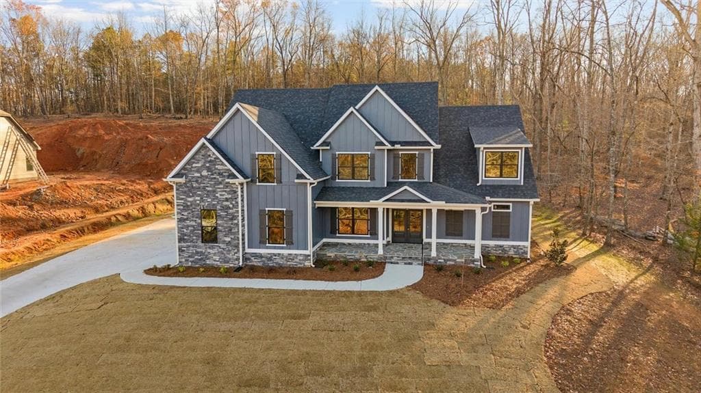 6 bedroom, 4 bathroom, 4,360 sq ft single family residence for sale at 157 West Lake Boulevard, Carrollton, GA 30116 — photo 3