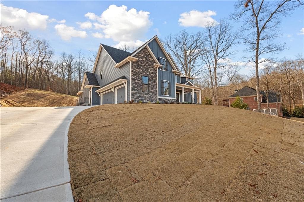 6 bedroom, 4 bathroom, 4,360 sq ft single family residence for sale at 157 West Lake Boulevard, Carrollton, GA 30116 — photo 4