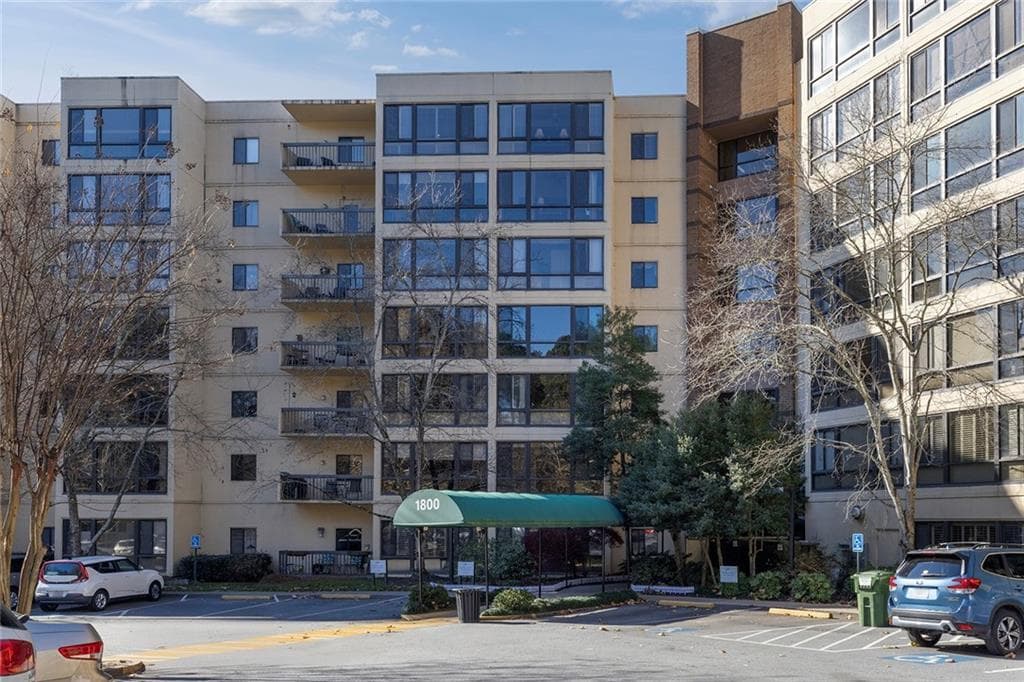 2 bedroom, 2 bathroom, 960 sq ft condominium sold at 1800 Clairmont Lake A209, Decatur, GA 30033