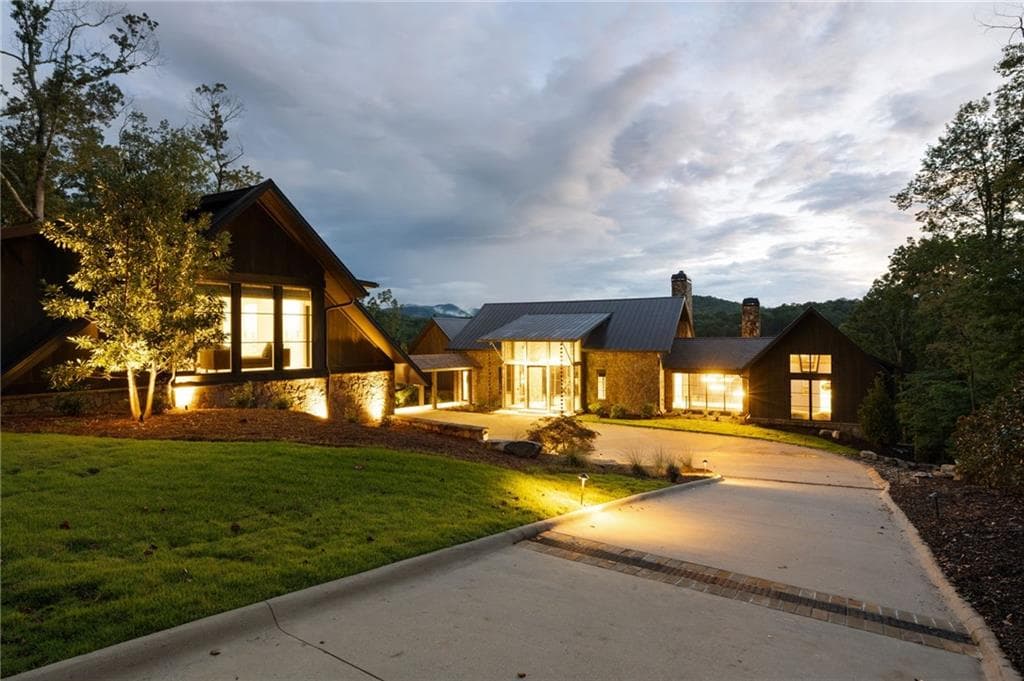 8 bedroom, 12 bathroom, 11,000 sq ft single family residence for rent at 725 Rocky Point Drive, Morganton, GA 30560 for $20,000 a month — photo 3