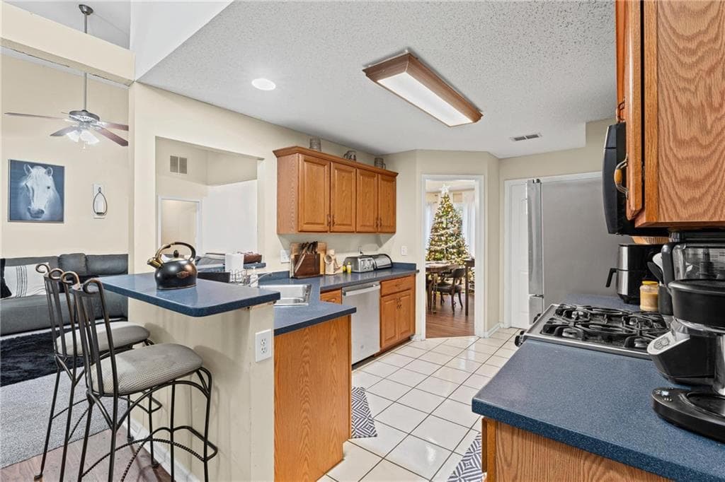 5 bedroom, 3 bathroom, 2,270 sq ft single family residence for sale at 65 Mosswood Trail, Newnan, GA 30265 — photo 6