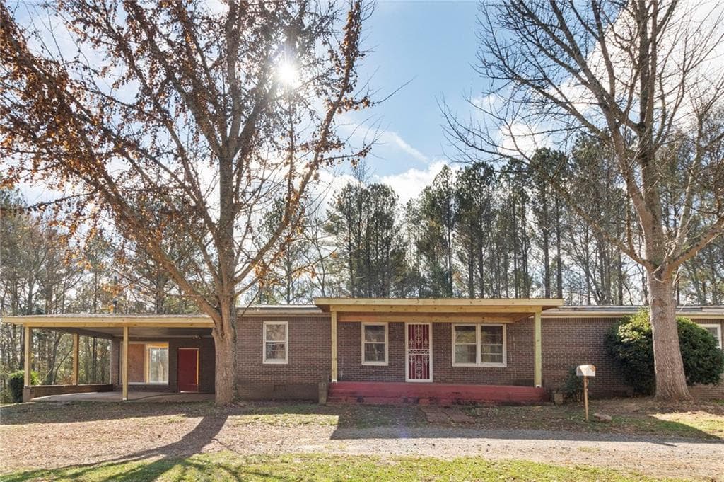3 bedroom, 2 bathroom, 2,060 sq ft single family residence under contract at 74 Hulsey Road, Cedartown, GA 30125