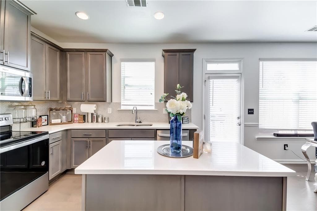 3 bedroom, 3 bathroom, 1,792 sq ft townhouse for sale at 2102 Watts Lane, Conyers, GA 30094 — photo 6