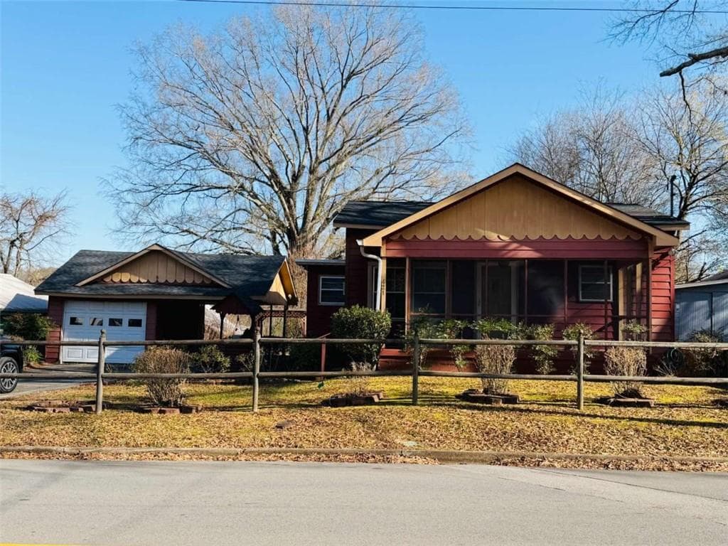 3 bedroom, 1 bathroom, 1,211 sq ft single family residence for sale at 421 Cedar Avenue, Rome, GA 30161 — photo 1 of 26