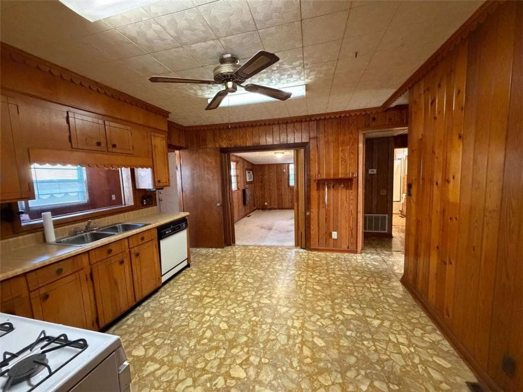 3 bedroom, 1 bathroom, 1,211 sq ft single family residence for sale at 421 Cedar Avenue, Rome, GA 30161 — photo 5