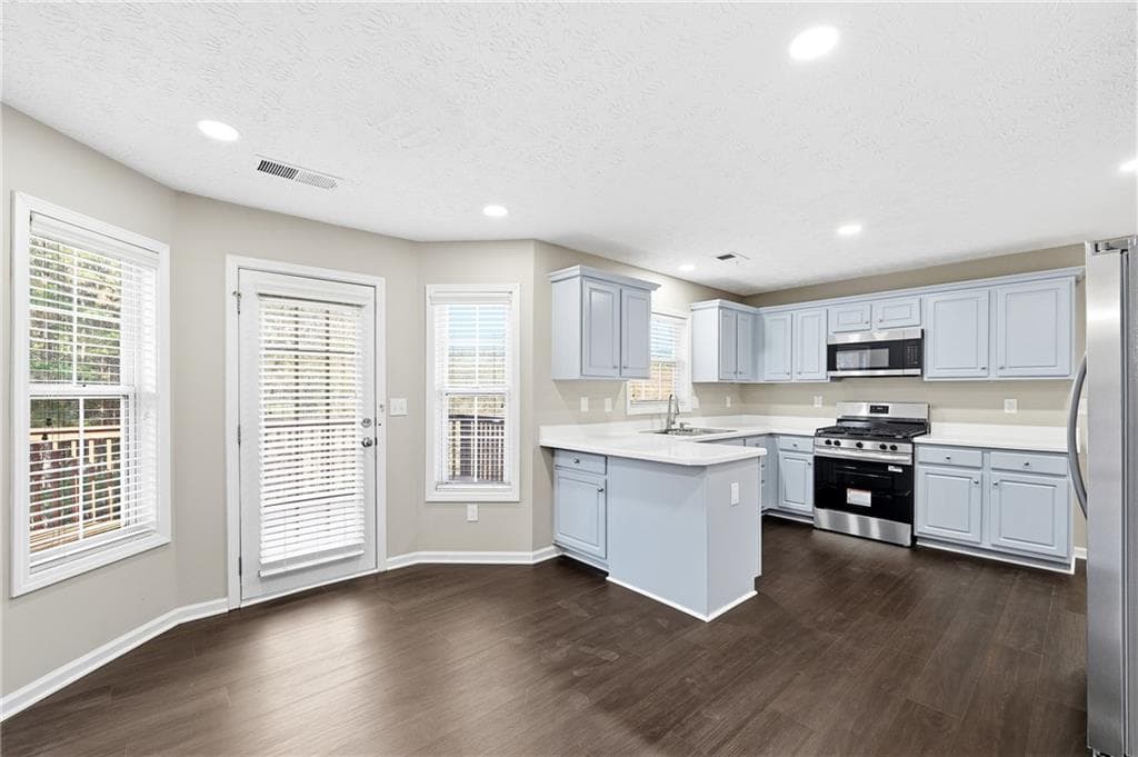 6 bedroom, 4 bathroom, 2,012 sq ft single family residence for sale at 1405 Bramlett Forest Trail, Lawrenceville, GA 30045 — photo 8