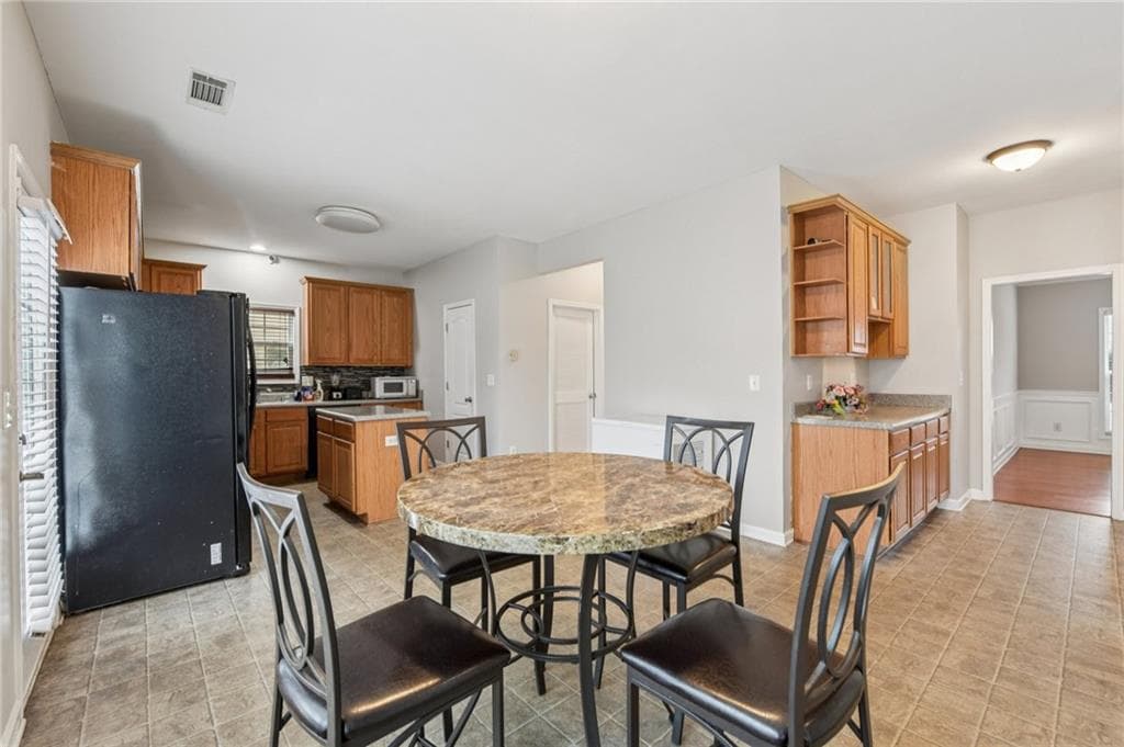 5 bedroom, 3 bathroom, 2,896 sq ft single family residence for sale at 2393 Shady Maple Lane, Loganville, GA 30052 — photo 7