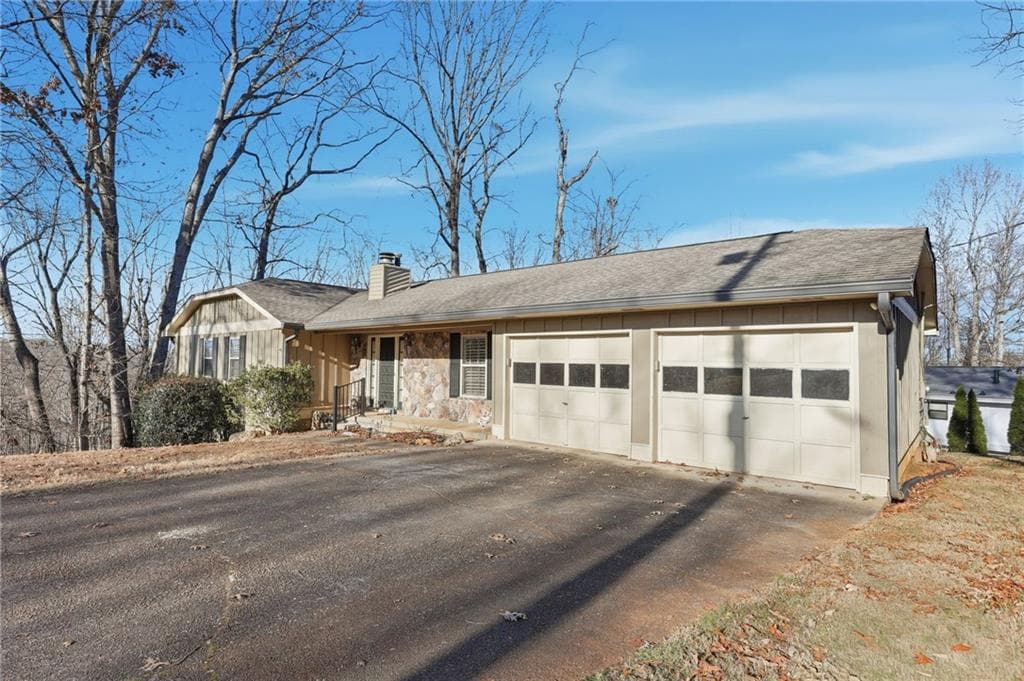 4 bedroom, 3 bathroom, 3,294 sq ft single family residence under contract at 2224 Colonial Drive, Gainesville, GA 30501 — photo 2
