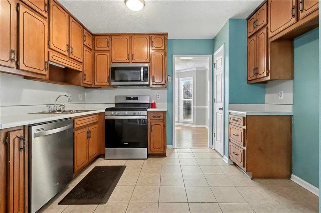 3 bedroom, 3 bathroom, 1,600 sq ft single family residence for sale at 200 Weatherly Drive, Fayetteville, GA 30214 — photo 7
