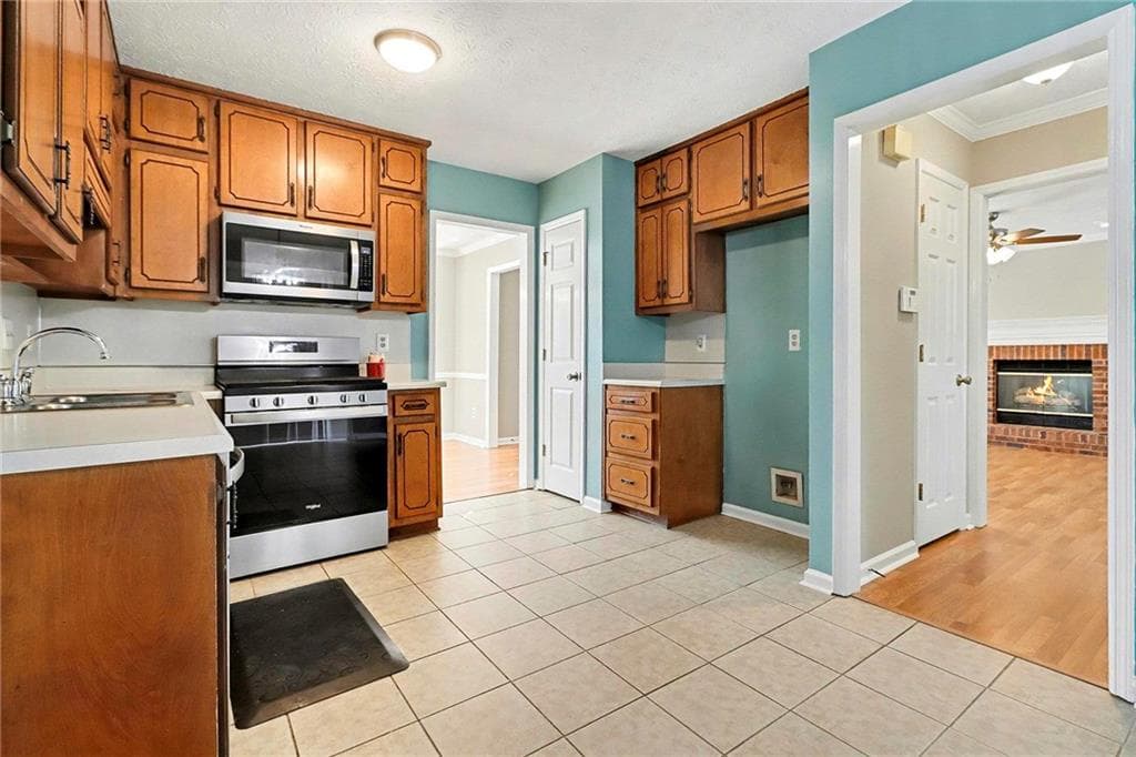 3 bedroom, 3 bathroom, 1,600 sq ft single family residence for sale at 200 Weatherly Drive, Fayetteville, GA 30214 — photo 8