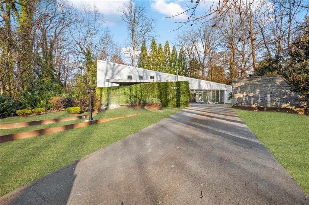 3 bedroom, 3 bathroom, 2,736 sq ft single family residence sold at 2987 Northside Drive, Atlanta, GA 30305