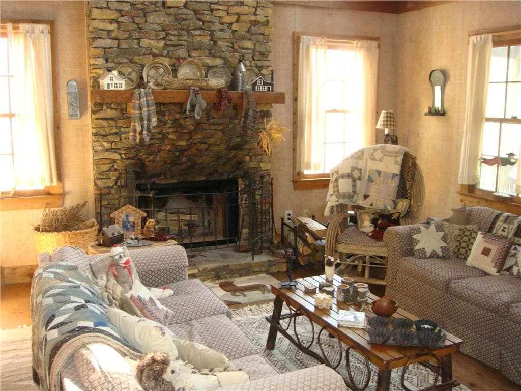 2 bedroom, 3 bathroom, 1,620 sq ft single family residence under contract at 132 Buckskull Hollow Drive, Big Canoe, GA 30143 — photo 4